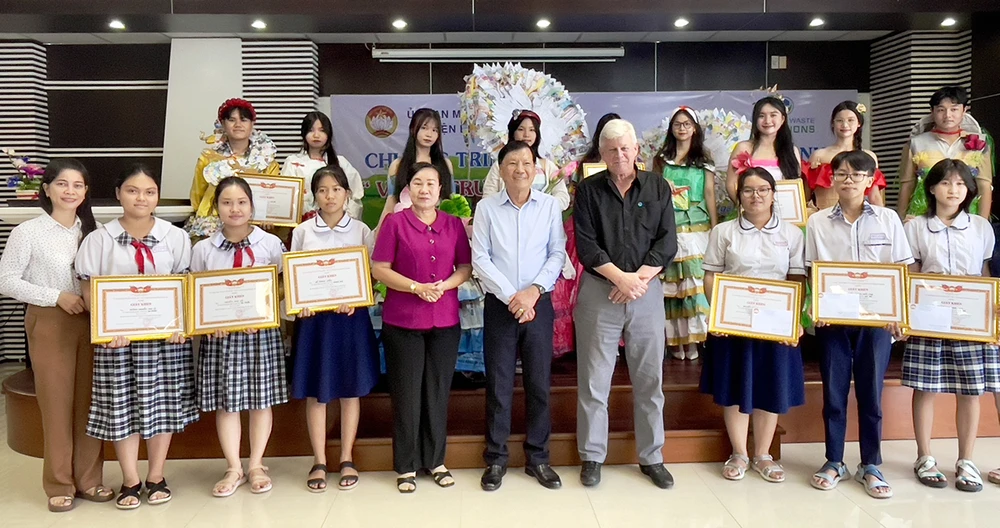 BTC trao giải thưởng cho các em học sinh.jpg