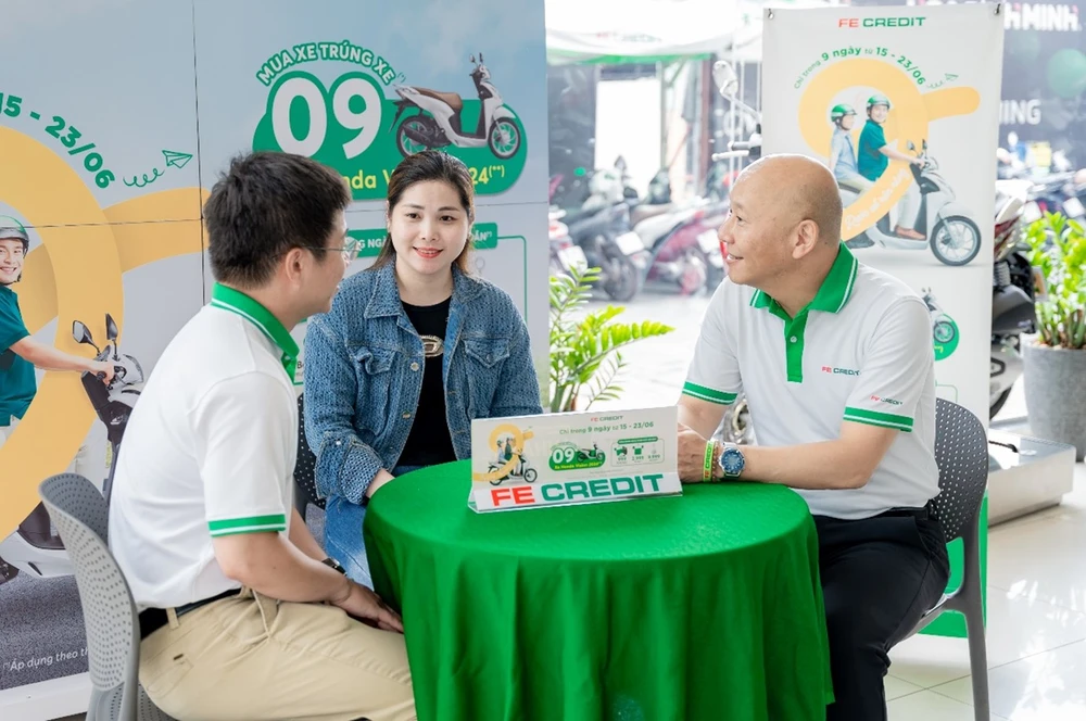 Đại diện FE CREDIT trò chuyện cùng chị Tú Quyên để lắng nghe các ý kiến đóng góp.jpg