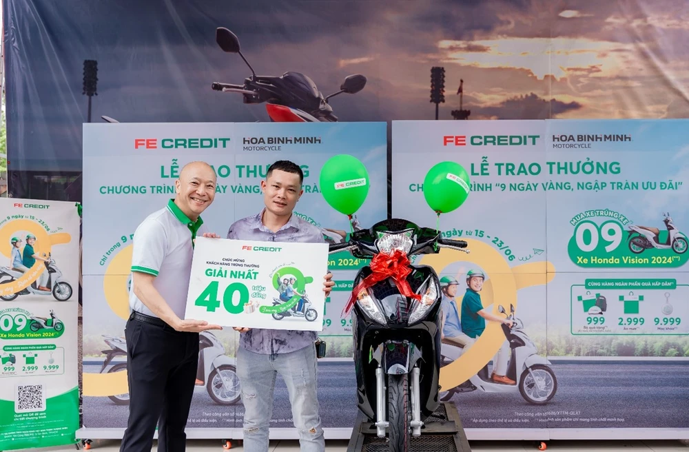 FE CREDIT trao thưởng xe máy, hoàn tiền đến khách hàng.jpg