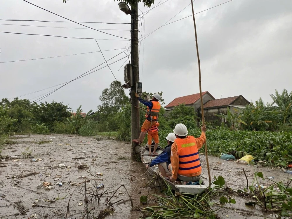 Các công nhân và kỹ sư khắc phục sự cố khi có thiên tai.jpg