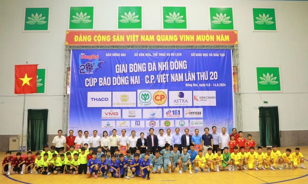 Ban tổ chức, các nhà tài trợ và các đội bóng chụp ảnh lưu niệm tại lễ khai mạc.JPG