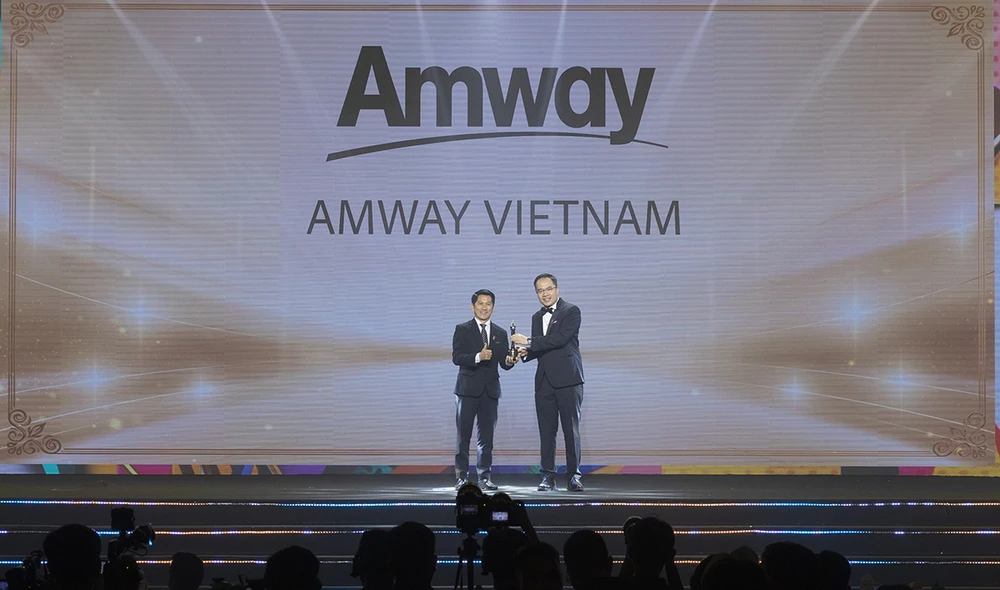 Ông Huỳnh Thiên Triều - TGĐ Amway Việt Nam nhận giải thưởng từ BTC.jpg