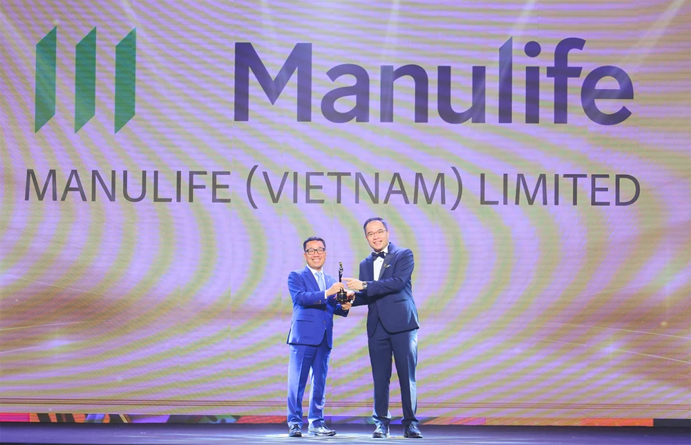 Ông Tôn Thất Anh Vũ, Phó TGĐ Khối Nhân sự Manulife Việt Nam nhận giải thưởng từ đại diện HR Asia Awards.png