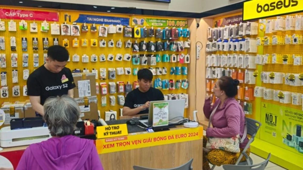 Nhân viên Thế Giới Di Động đảm bảo người dùng chọn được sản phẩm phù hợp nhất với nhu cầu sử dụng và ngân sách, đồng thời hướng dẫn cặn kẽ cách sử dụng.jpg