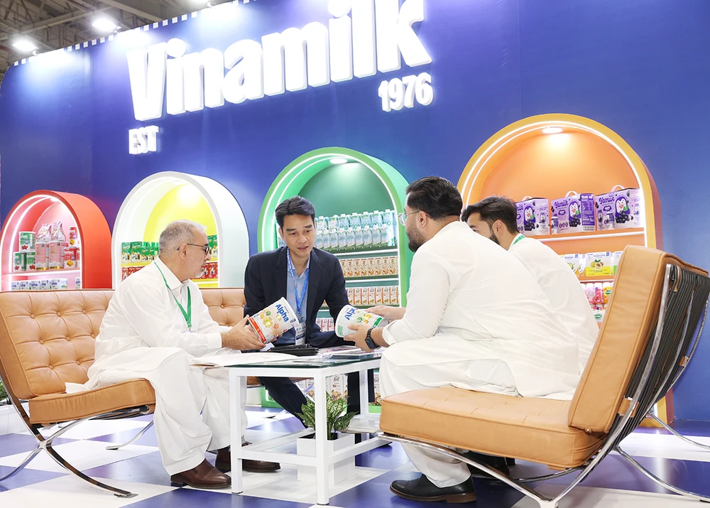 Với kinh nghiệm hơn 25 năm xuất khẩu, Vinamilk đã đưa sản phẩm sữa Việt đến hơn 60 quốc gia trên thế giới.JPG