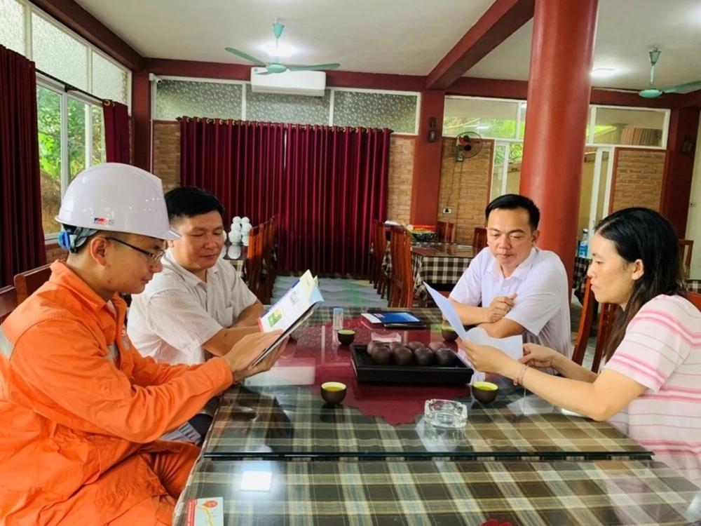 Nhân viên EVNNPC tư vấn khách hàng sử dụng điện tiết kiệm.jpg