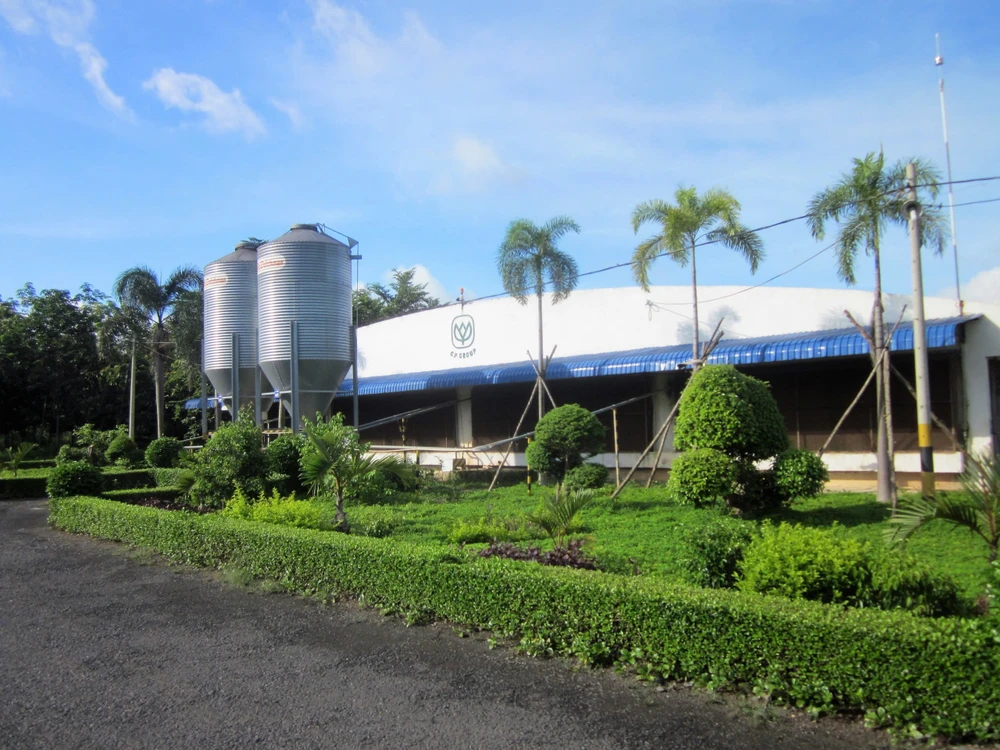 Sáng kiến sử dụng thùng Silo chứa thức ăn chăn nuôi tại các trang trại giúp giảm bao bì nhựa sử dụng.JPG