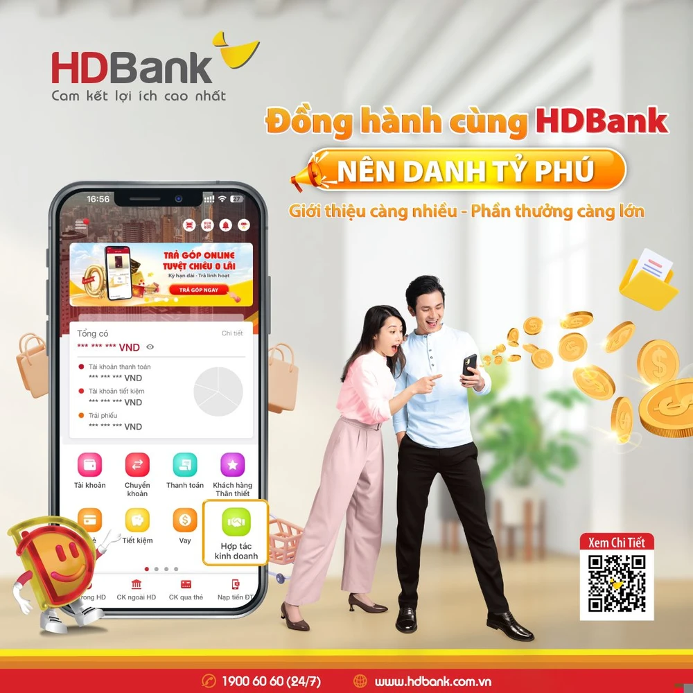 Khách hàng rộn ràng ‘may túi ba gang” đến HDBank nhận vàng SJC.jpg