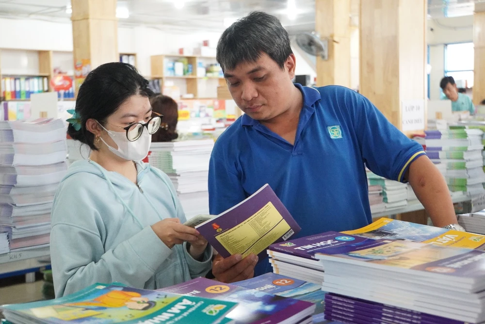 thi-truong-sach-giao-khoa-truoc-them-nam-hoc-moi.jpg