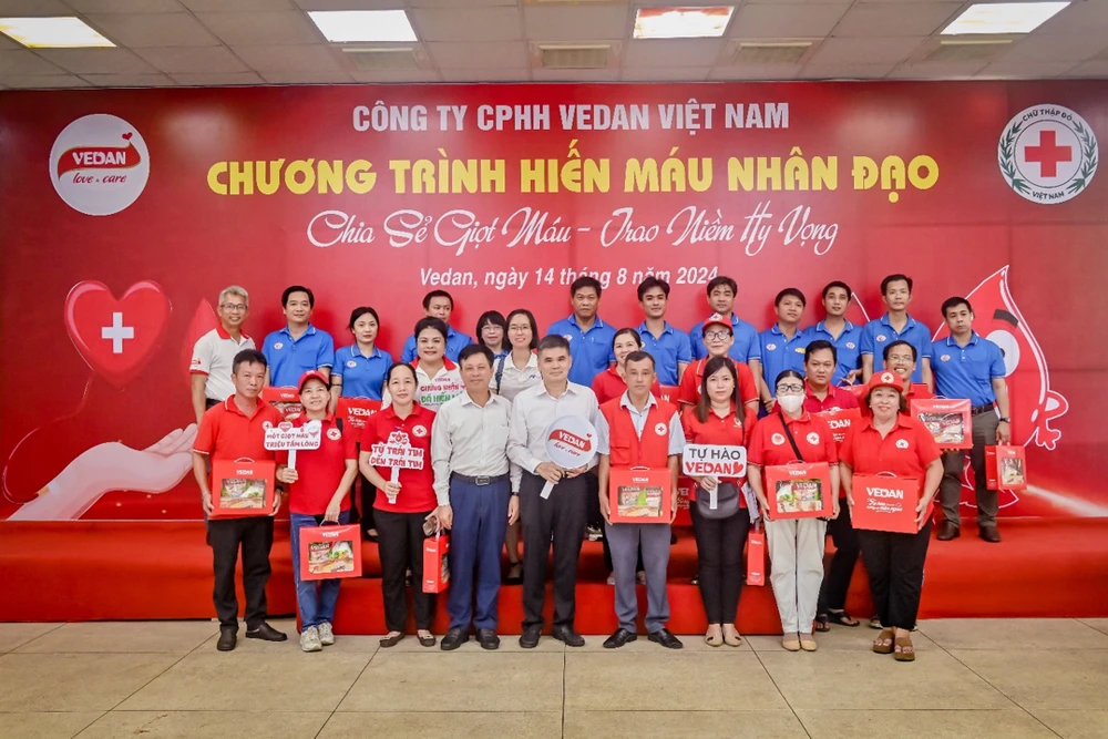 Vedan Việt Nam cùng các cán bộ Hội Chữ Thập Đỏ và y bác sĩ Bệnh viện Chợ Rẫy TP.HCM.jpg