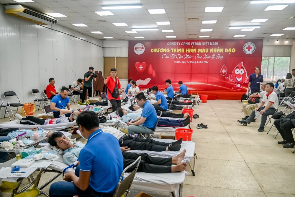 Toàn cảnh buổi hiến máu tình nguyện “Chia sẻ giọt máu - Trao niềm hy vọng”.jpg