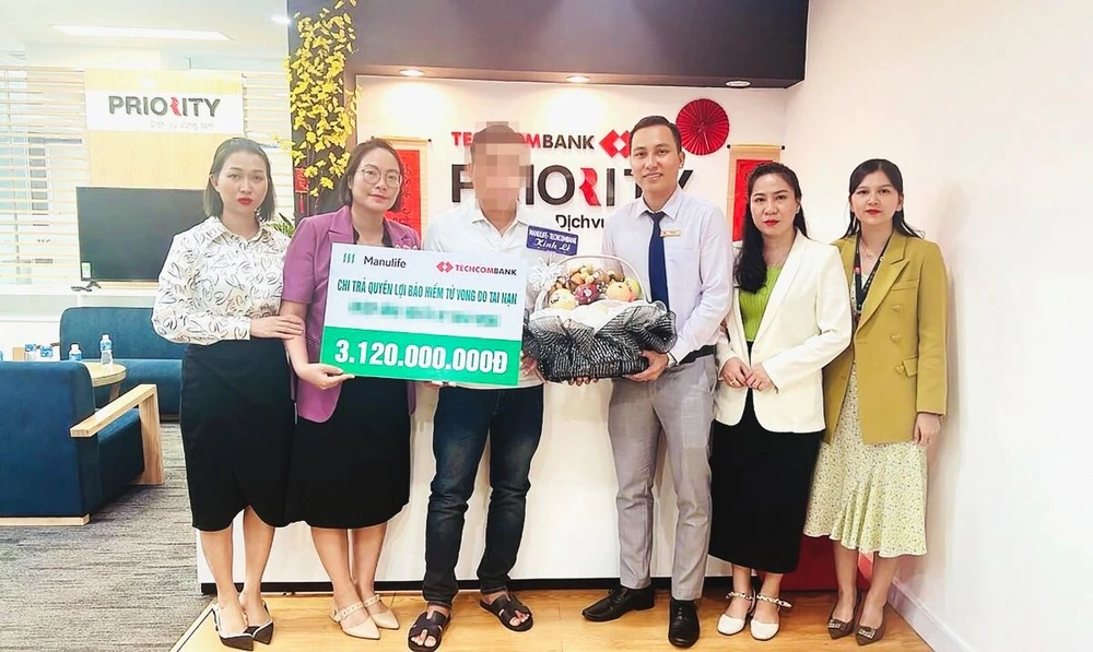 Đại diện gia đình của khách hàng nhận số tiền chi trả quyền lợi bảo hiểm từ Manulife Việt Nam và Techcombank.jpg