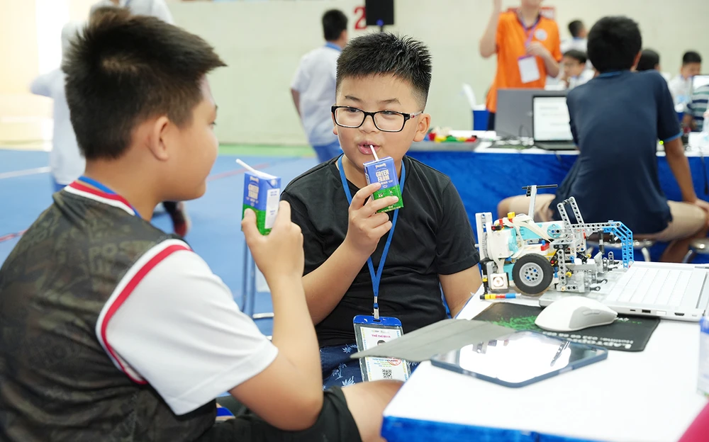 Sữa tươi Vinamilk Green Farm là sản phẩm đồng hành xuyên suốt, tiếp thêm dinh dưỡng cho các thí sinh trong thời gian diễn ra các vòng thi.JPG