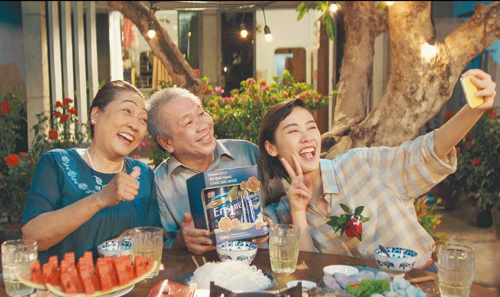 Ensure Gold cải tiến mới là một lựa chọn giúp tăng cường sức khỏe cho người lớn tuổi.JPG