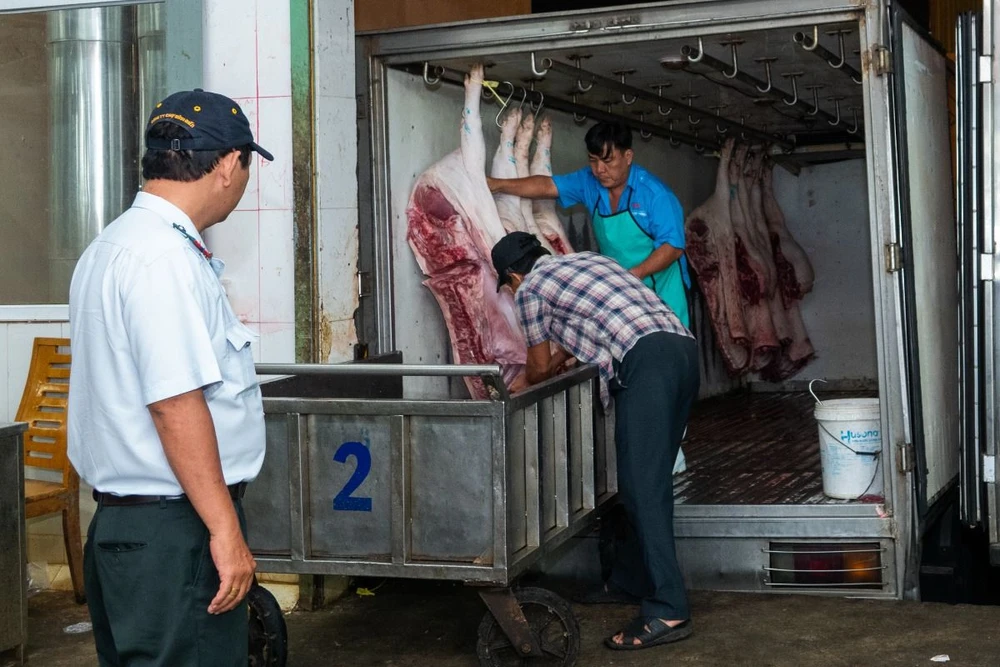Hằng đêm, Công ty Chợ Bình Điền đều kiểm tra ngoại quan, cảm quan hàng hóa nhập vào chợ.jpg