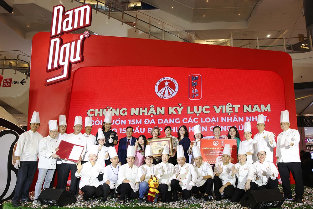 Nam Ngư xác lập kỷ lục Việt Nam với Gỏi cuốn sắc màu đa dạng các loại nhân nhất.jpg