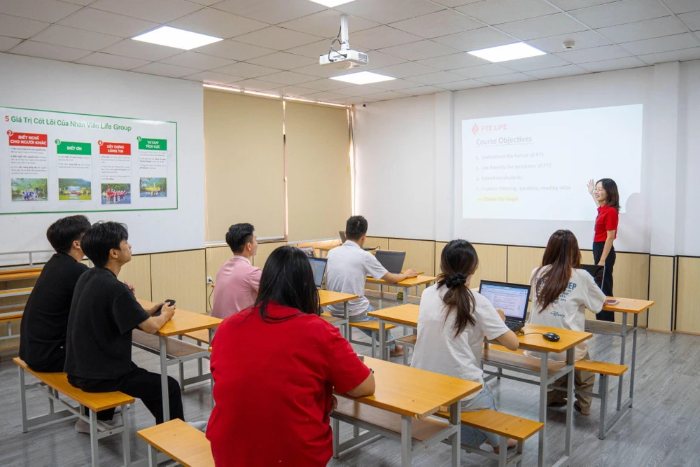 Hình ảnh thầy/cô đang hướng dẫn tận tình cho học viên trong 1 lớp học có sĩ số 8-10 học viên.jpg