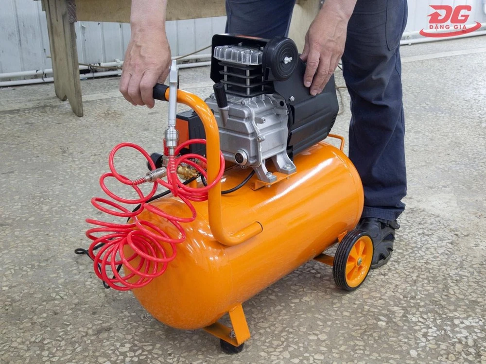 Kiểm tra, đánh giá máy nén khí mini cũ để thanh lý với giá cao.jpg