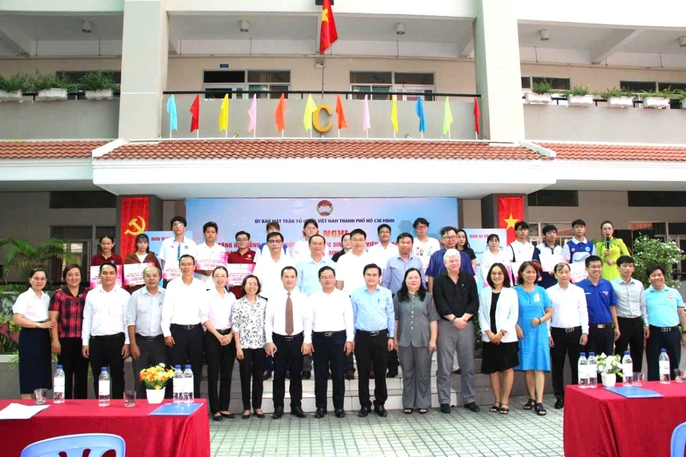 Đại diện Ủy ban MTTQ Việt Nam TP.HCM và Công ty VWS trao học bổng Nguyễn Hữu Thọ sáng ngày 24-8.jpg