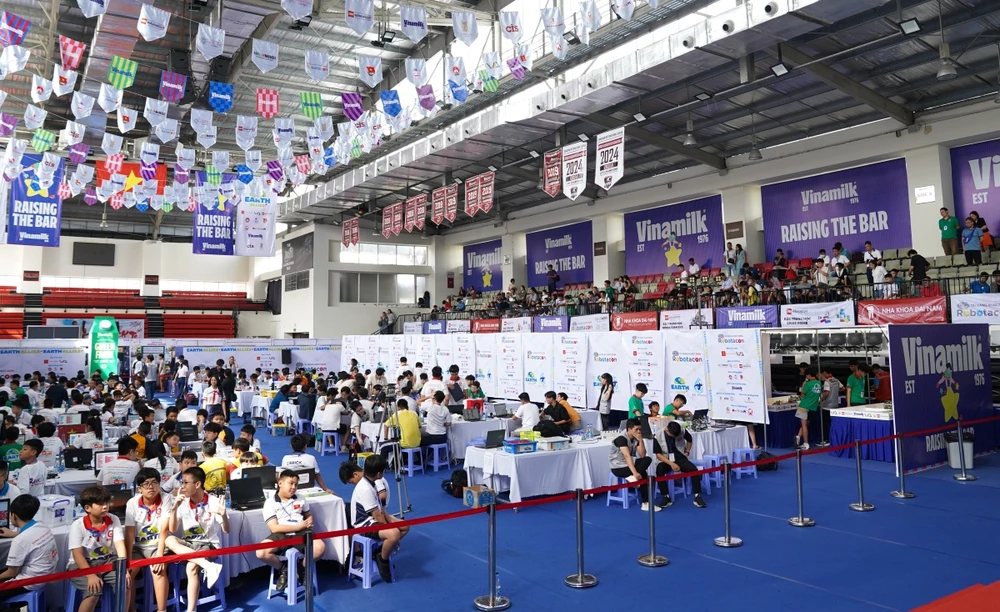 nha-vo-dich-robotacon-wro-2024-nhan-giai-thuong-dac-biet-cua-vinamilk-cho-du-an-robot-vi-moi-truong-2.JPG