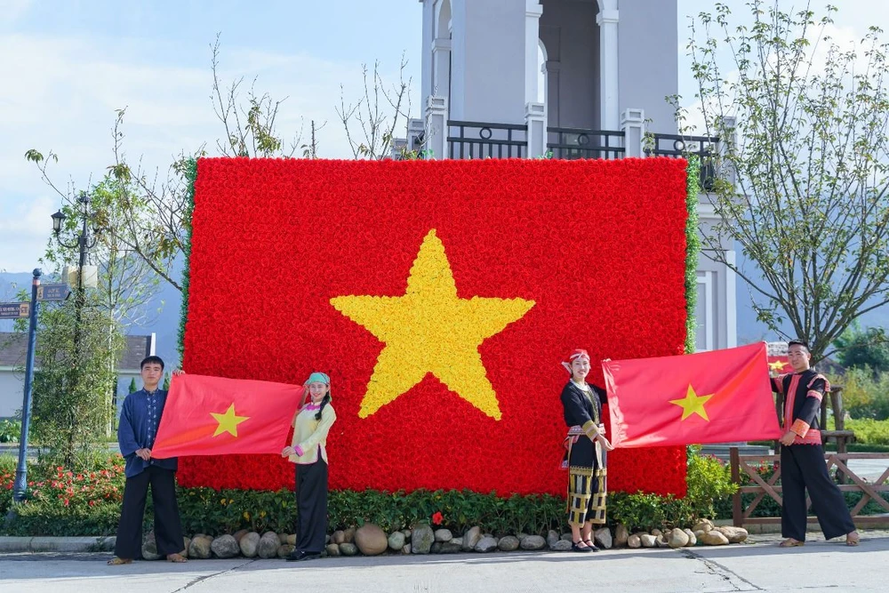 Những lễ thượng cờ đặc biệt trên nóc nhà Đông Dương dịp 2-9.jpeg