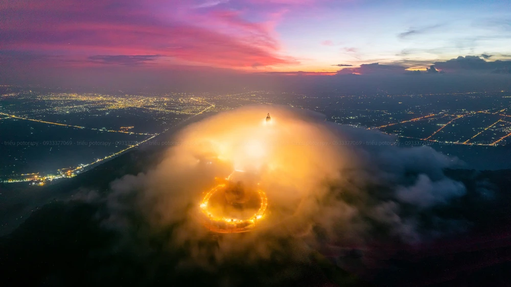 Núi Bà Đen hút hàng vạn du khách đến vui chơi và tham dự dâng đăng mừng Quốc khánh.jpg