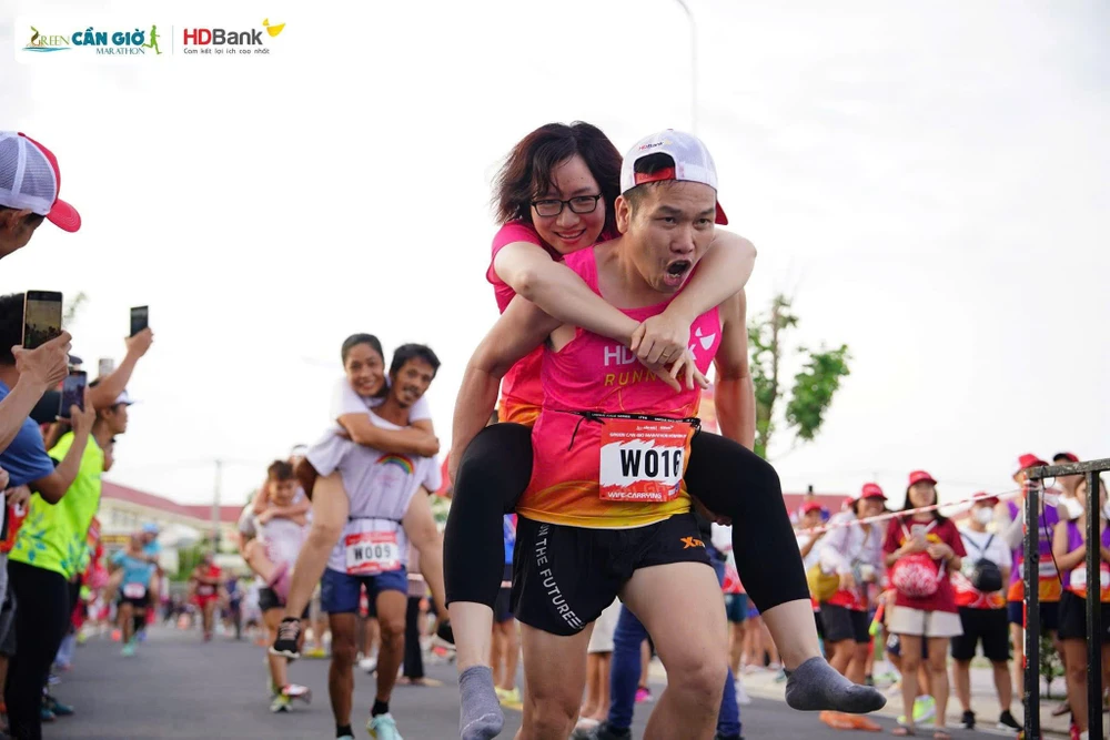 400-hdbank-runners-toa-sang-tren-duong-dua-xanh-green-can-gio-marathon-hdbank-2024-3.jpg