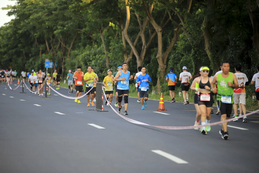 400-hdbank-runners-toa-sang-tren-duong-dua-xanh-green-can-gio-marathon-hdbank-2024-5.jpg