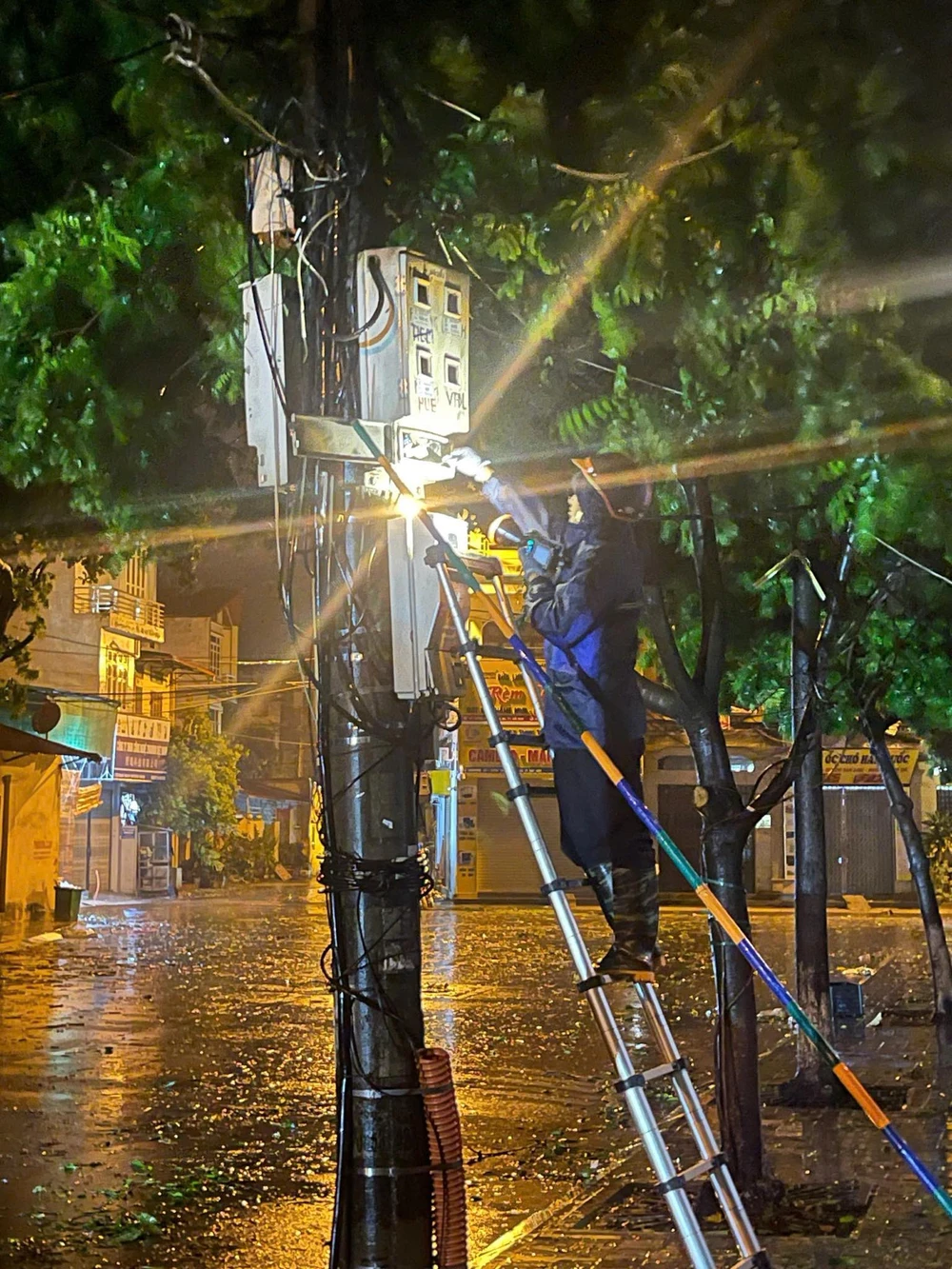 Nhà mạng FPT dồn lực ngày đêm khôi phục hạ tầng miền Bắc, đảm bảo kết nối sau bão cho khách hàng.jpg