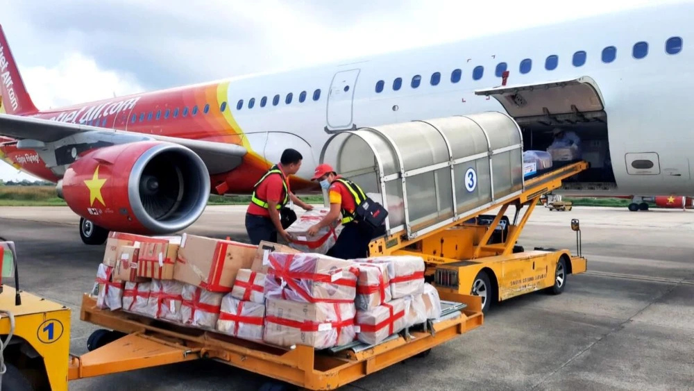 Vietjet ủng hộ đồng bào tại các vùng bị thiệt hại do bão lũ.jpg
