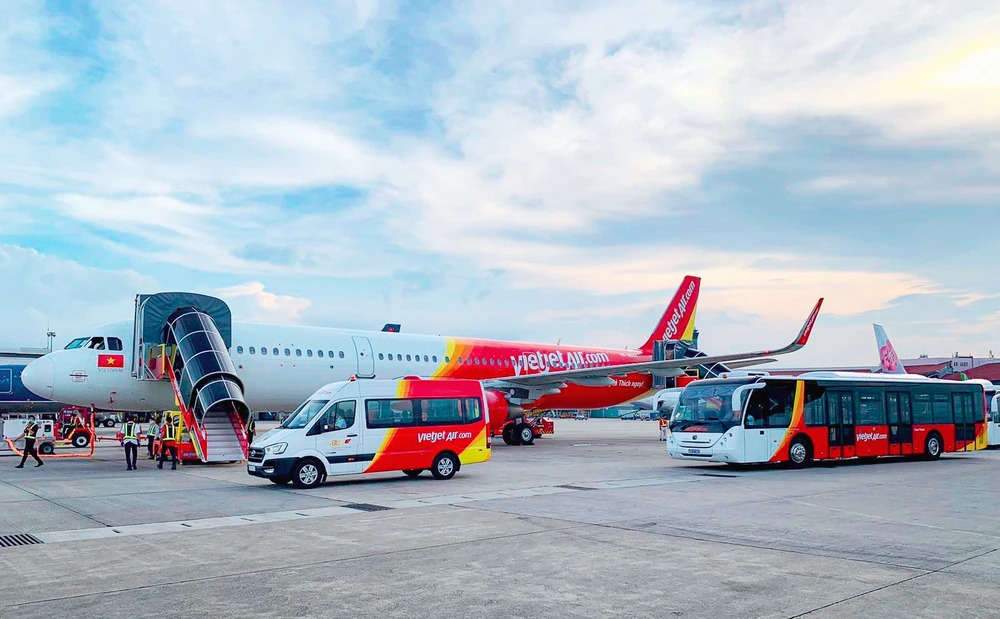 vietjet-ung-ho-dong-bao-tai-cac-vung-bi-thiet-hai-do-bao-lu.jpg