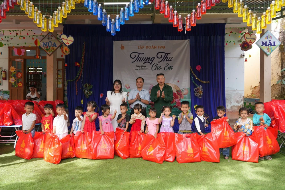 Tập đoàn FVG trao quà trung thu cho trẻ em nghèo vùng núi Quảng Nam.jpg