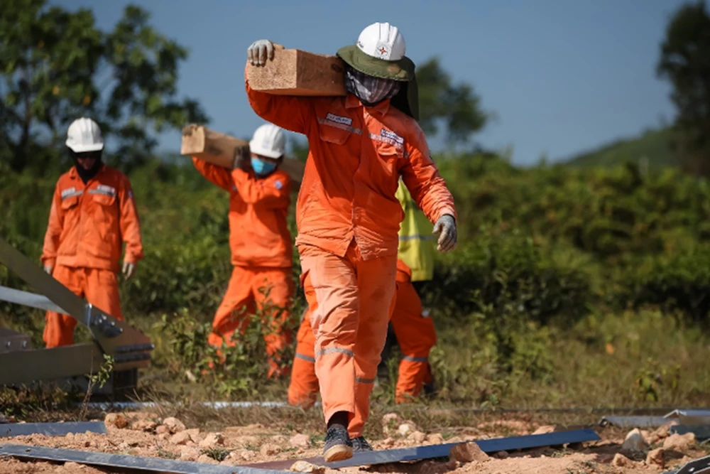 nhung-ngay-ruc-lua-tren-cong-truong-du-an-duong-day-500kv-mach-3.png