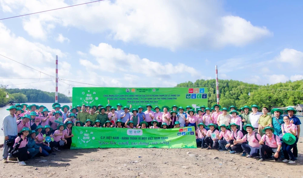 cp-viet-nam-trong-20-000-cay-duoc-tai-rung-ngap-man-dong-nai.JPG