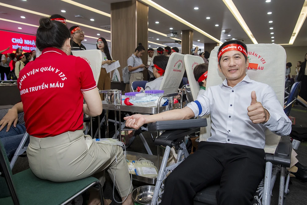 Ông Huỳnh Thiên Triều, TGĐ Amway Việt Nam tại sự kiện “Chủ nhật đỏ”..JPG