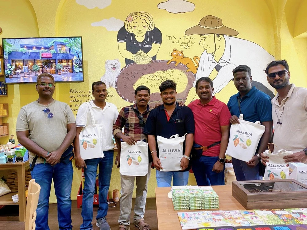 Khách du lịch Ấn Độ chụp hình kỷ niệm tại cửa hàng Thương xá TAX, 74-74B Lê Lợi, quận 1.jpg