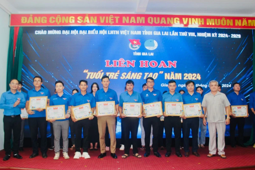 Đoàn Thanh niên PC Gia Lai được tuyên dương tại Liên hoan ‘Tuổi trẻ sáng tạo’ năm 2024.png