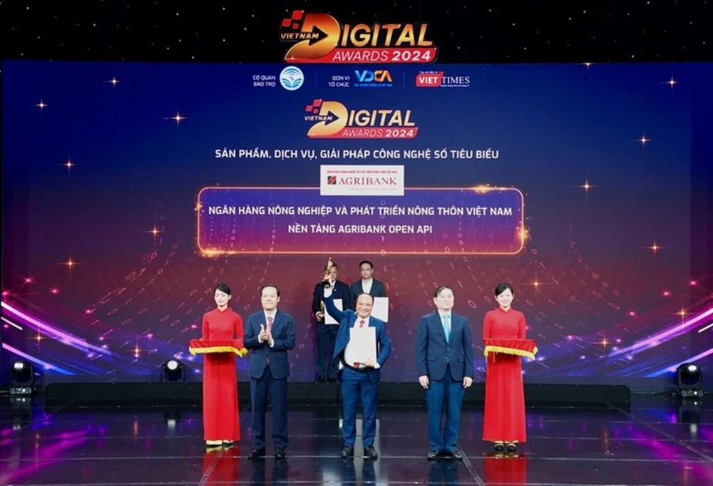 Nền tảng Agribank Open API được vinh danh tại Lễ trao Giải thưởng Chuyển đổi số Việt Nam 2024.jpg