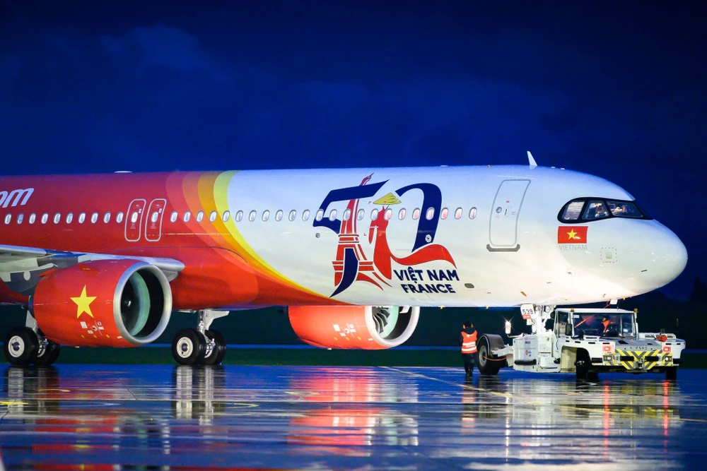 Tàu bay mang biểu tượng kỷ niệm 50 năm quan hệ ngoại giao Việt Nam – Pháp đã về tới TP.HCM sau hành trình cảm xúc.JPG