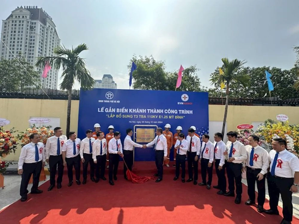 EVNHANOI tổ chức lễ gắn biển công trình chào mừng kỷ niệm 70 năm ngày giải phóng Thủ đô.jpg