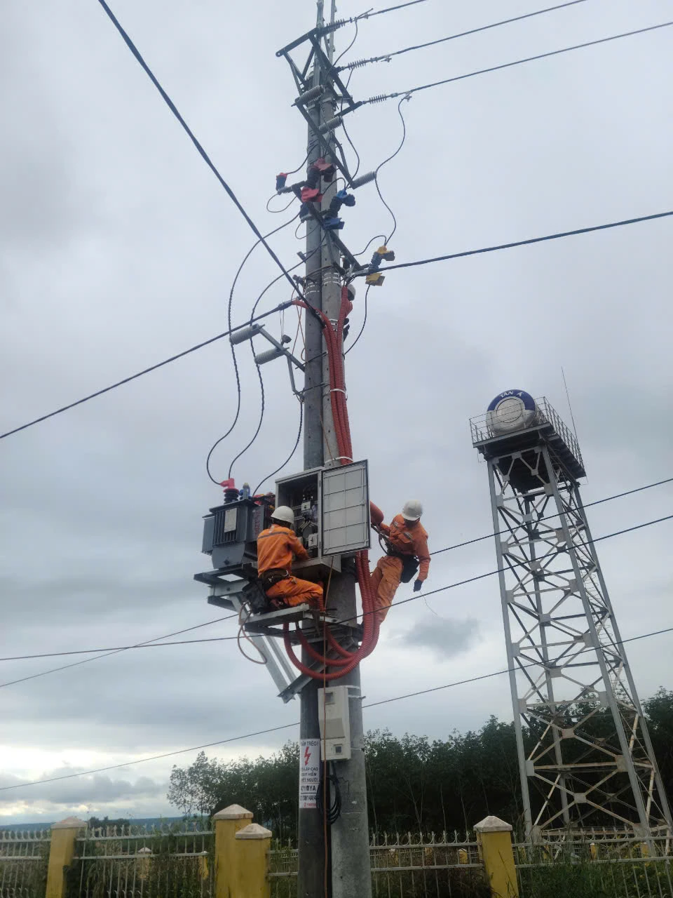 Đóng điện thành công công trình cấp điện các hộ dân di cư tự do tập trung làng A Trớ.jpg