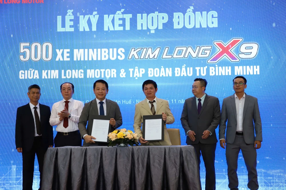 Bàn giao lô 500 xe KIMLONG X9 cho Tập đoàn Bình Minh.jpg