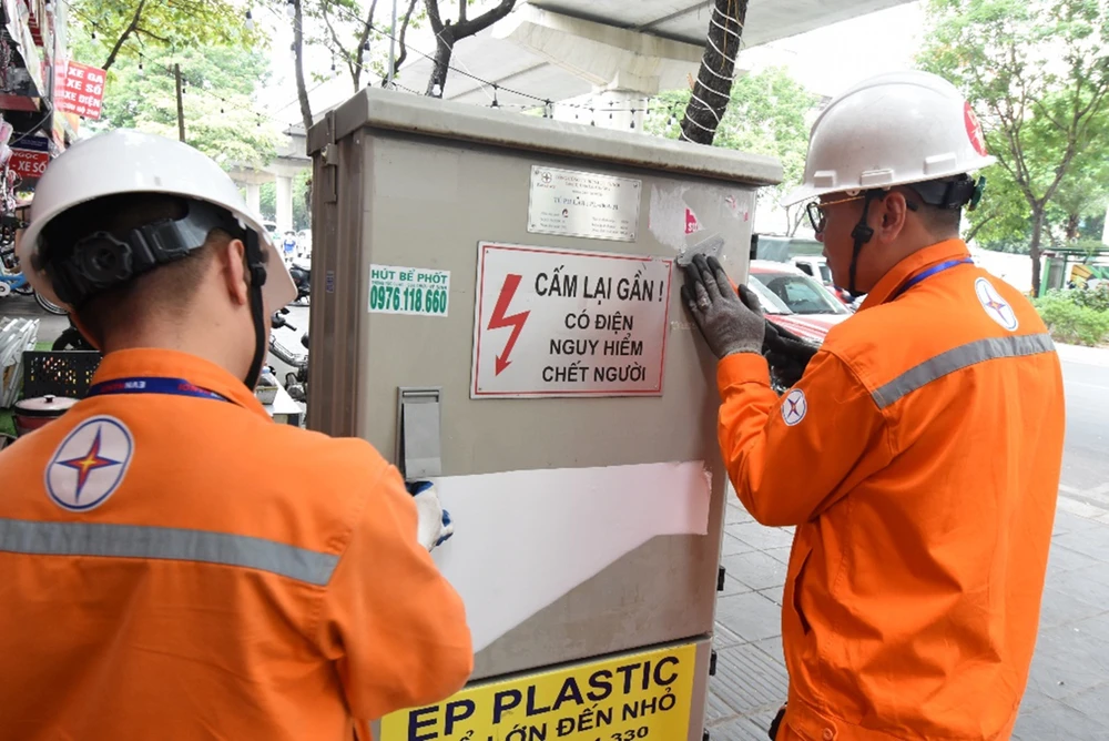 Hà Nội: Tờ rơi quảng cáo, rao vặt bủa vây tủ điện.jpg