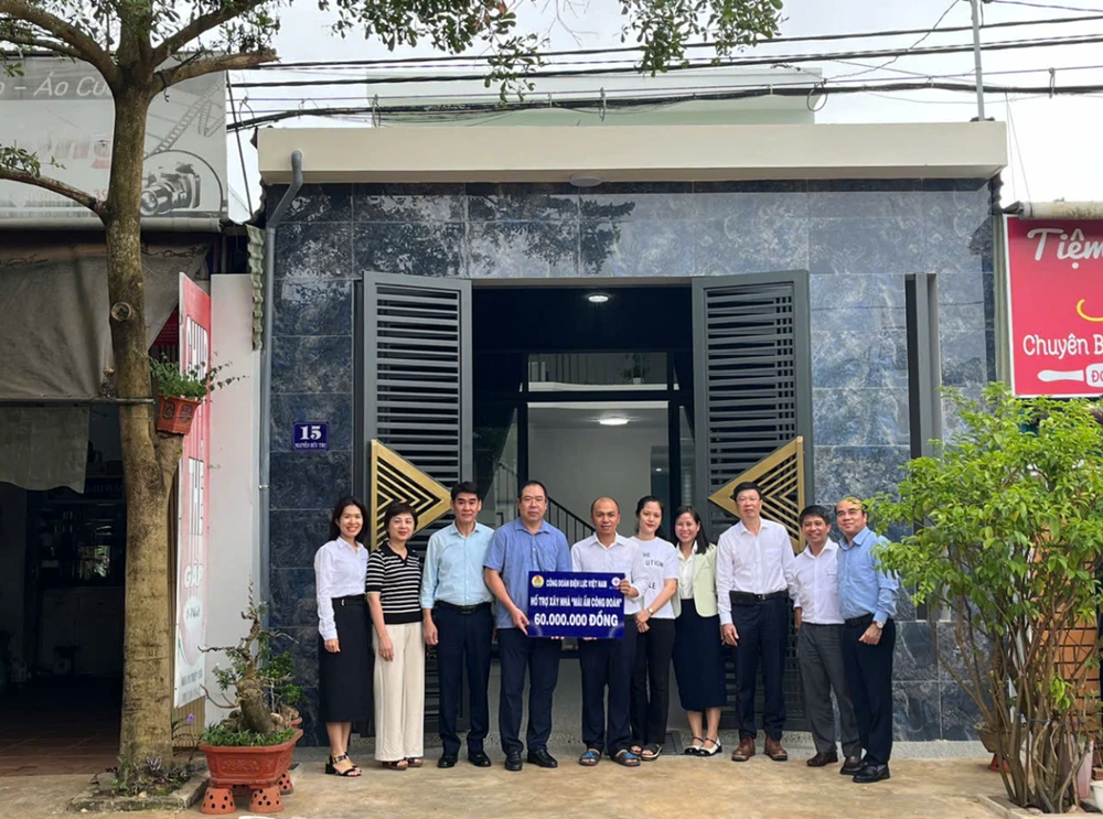 Công đoàn Điện lực Việt Nam trao kinh phí hỗ trợ xây ‘mái ấm công đoàn’ cho người lao động.png