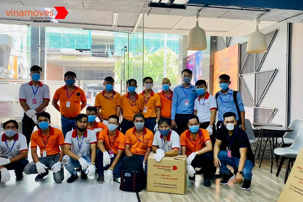 dich-vu-van-chuyen-va-hoan-tra-mat-bang-vinamoves-17-nam-phuc-vu-khach-hang.jpg