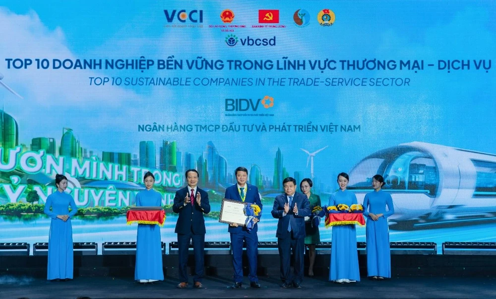 BIDV lần thứ 6 vào Top 10 Doanh nghiệp bền vững lĩnh vực thương mại - dịch vụ.jpeg