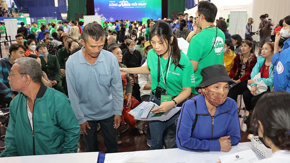 qua-suc-khoe-danh-cho-3-000-nguoi-dan-tp-hcm-vao-ngay-15-12-3.jpg