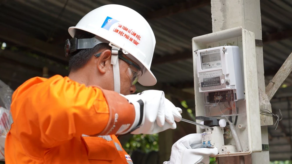 Người công nhân yêu nghề và say mê sáng kiến.JPG