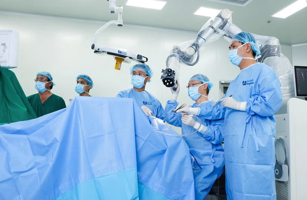 benh-vien-da-khoa-tam-anh-tp-hcm-cong-bo-100-ca-mo-nao-bang-robot-ai-dau-tien-tai-viet-nam-2.jpg