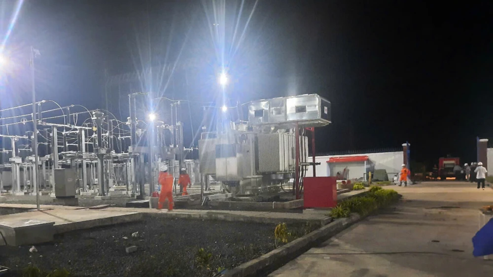 Xuyên đêm hoàn thành công trình Trạm biến áp 110kV Hoa Lư.jpg